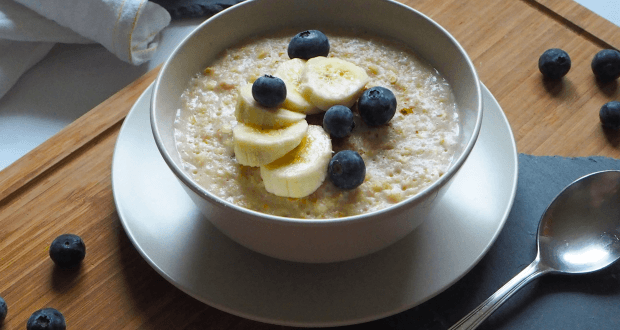Vegane Porridge mit Banane und Heidelbeeren